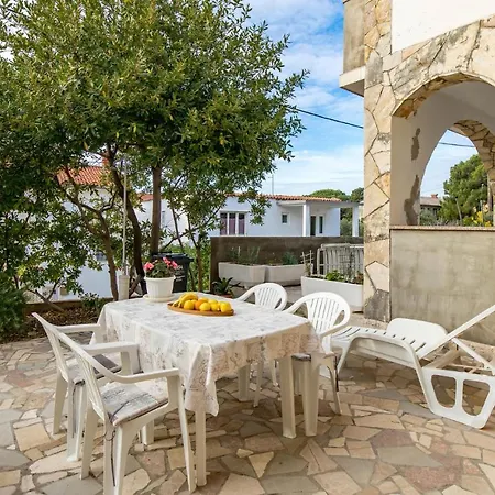 2 Bedroom Beautiful In Rab דירה