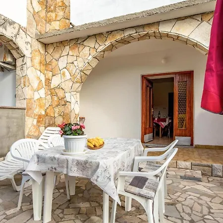 2 Bedroom Beautiful In Rab דירה