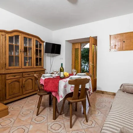 2 Bedroom Beautiful In Rab דירה