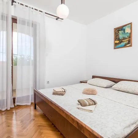 2 Bedroom Beautiful In Rab דירה *