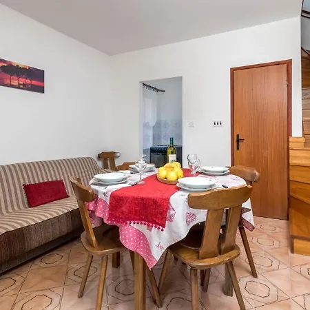 2 Bedroom Beautiful In Rab דירה *