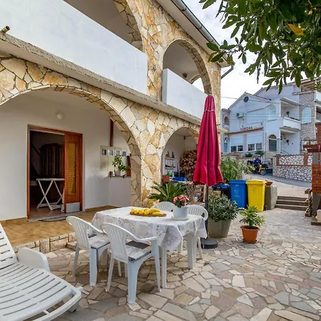 2 Bedroom Beautiful In Rab דירה