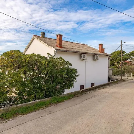 2 Bedroom Beautiful In Rab *