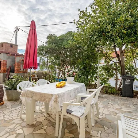 2 Bedroom Beautiful In Rab דירה